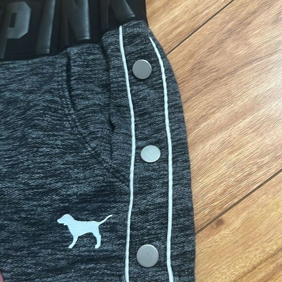 Pink shorts with buttons - Picture 2 of 2